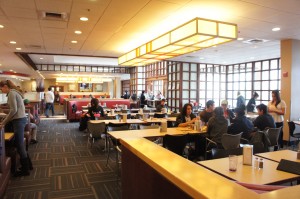 Students lounge and eat in Warren Dining Hall. | Photo by Gabriela Fernadez