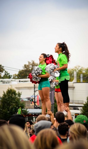 Cheerleaders cheerleading above the crowd | Photo by Yu-Ching Chang