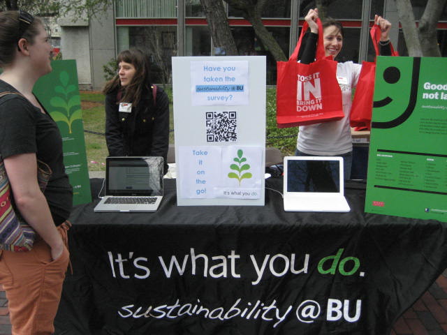 Sustainability @ BU handing out reusable bags at the Carbon Challenge sign-ups | photo by Becky Morgan